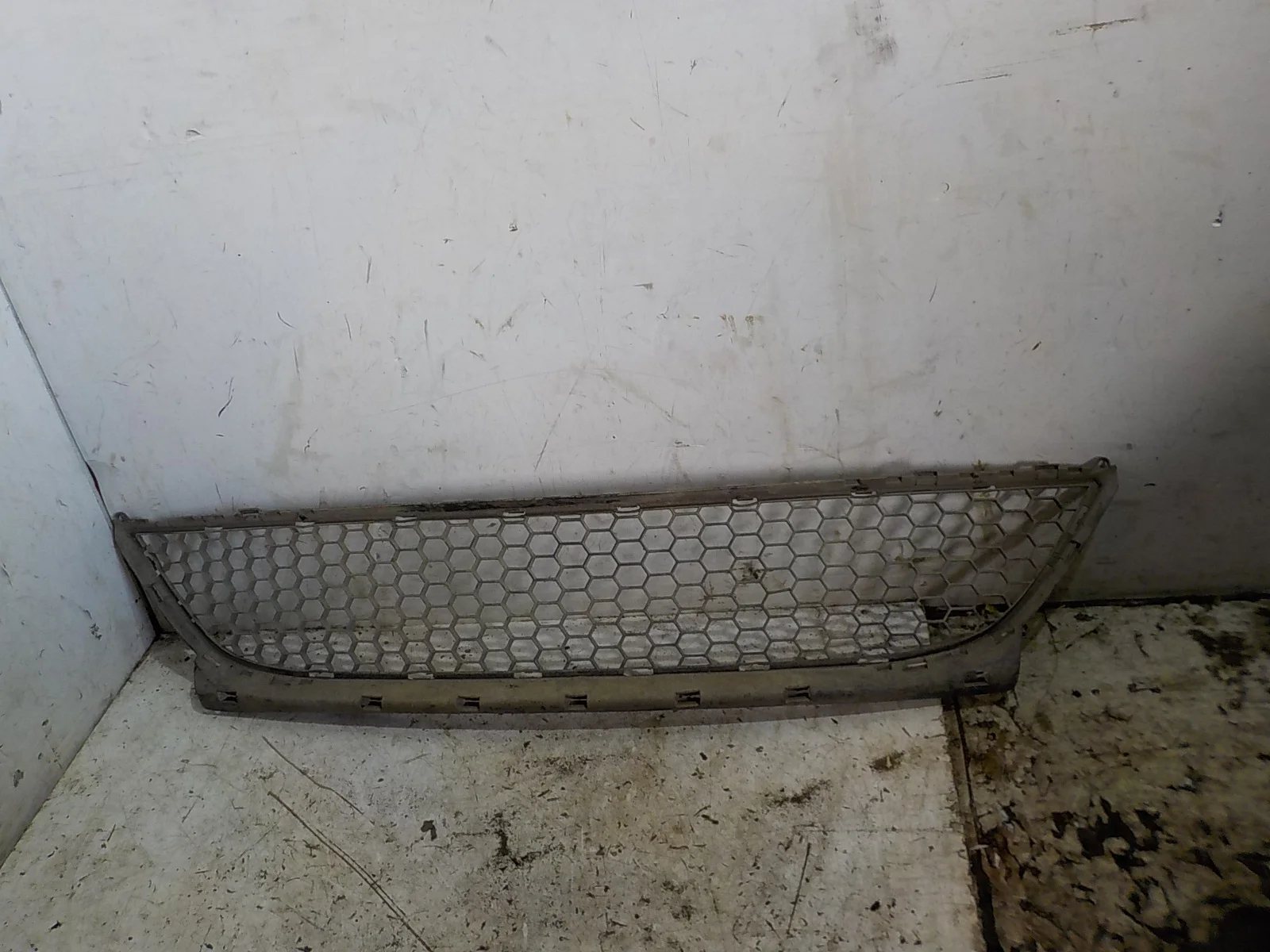 решетка бампера Renault Logan I (2004—2009)