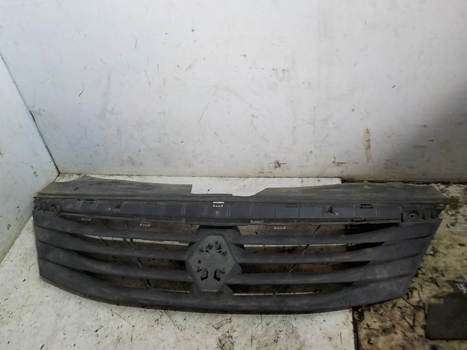 Решетка радиатора Renault Logan I (2004—2009)