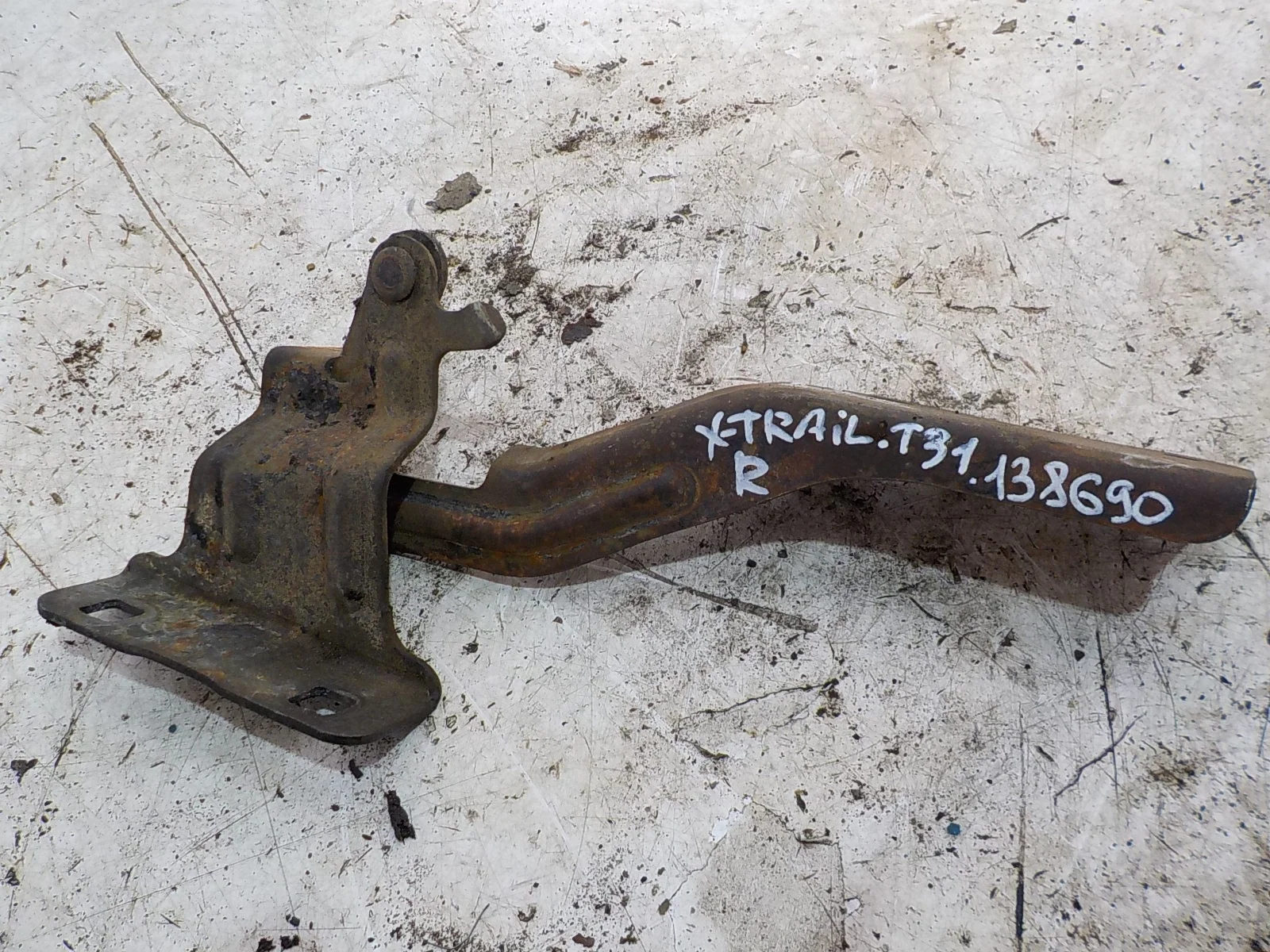 Петля капота Nissan X-Trail II (2007—2011) Перед Право