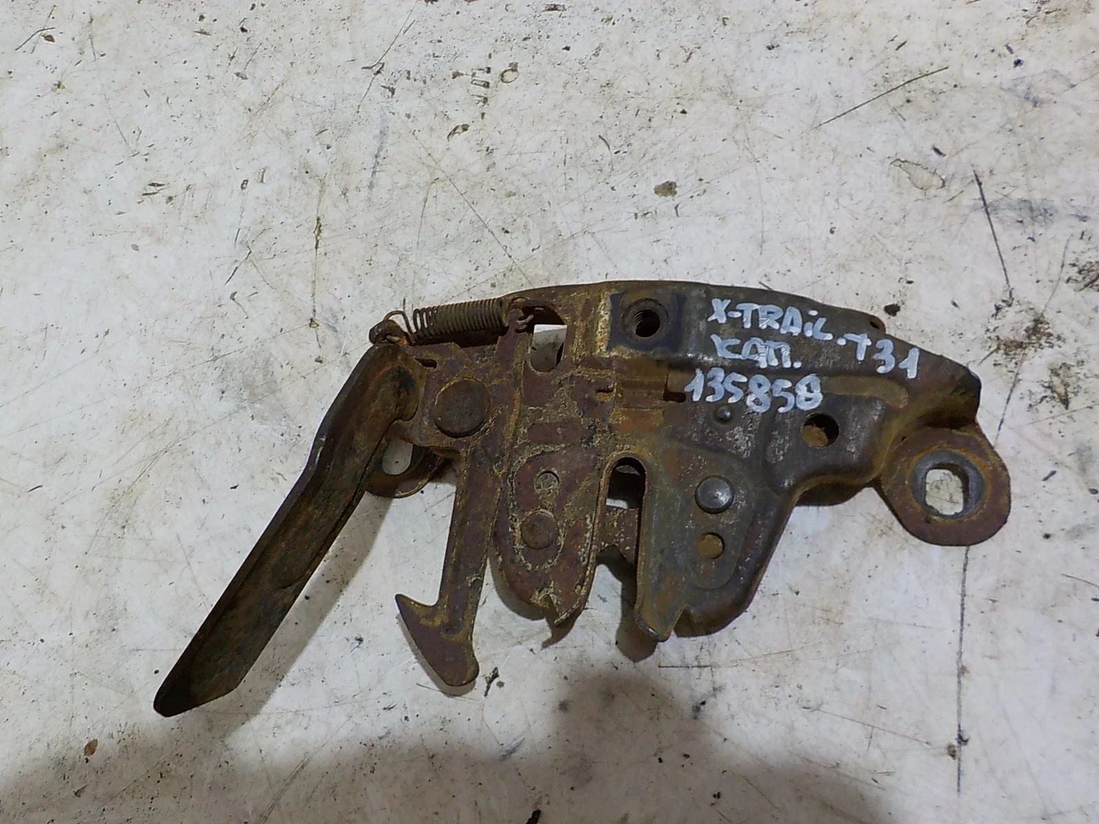 Замок капота Nissan X-Trail II (2007—2011)