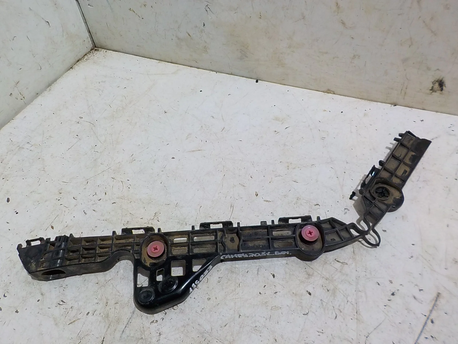 кронштейн бампера Toyota Camry XV70 (2017—2021) Зад Лево