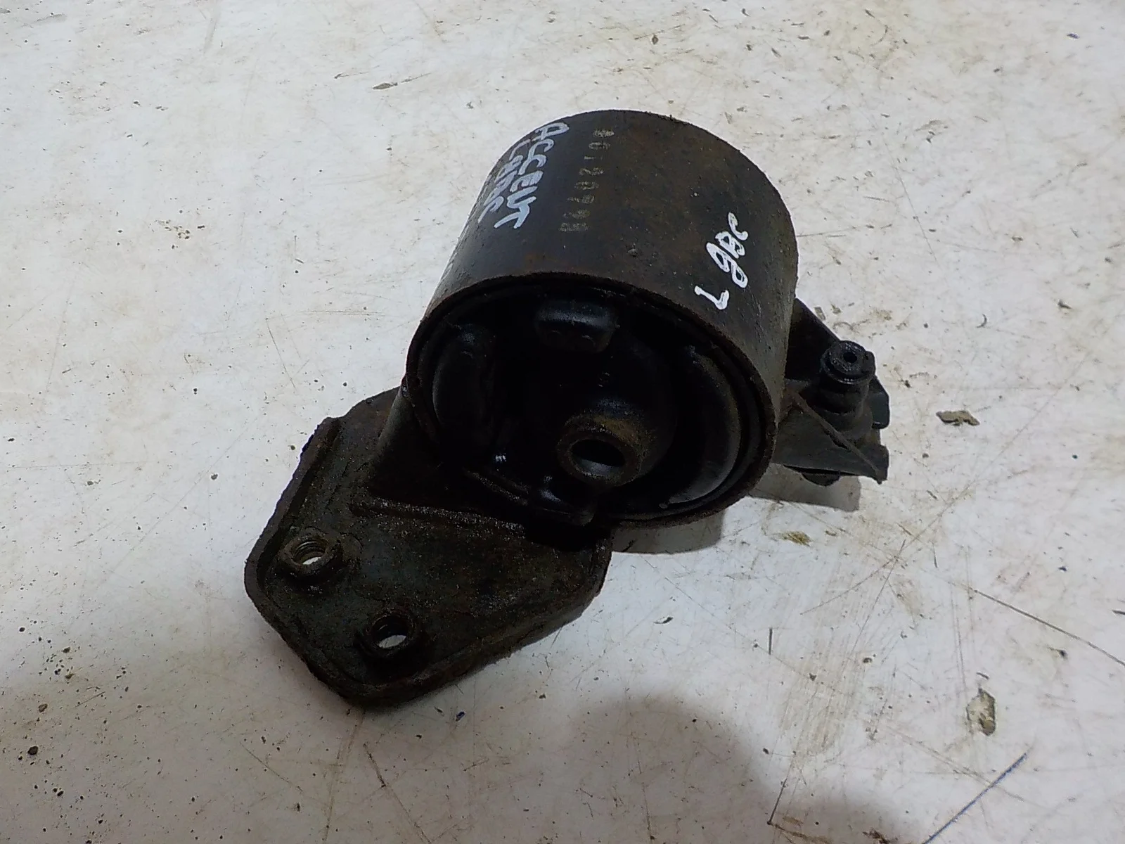 Опора двигателя Hyundai Accent II (1999—2012)  Лево