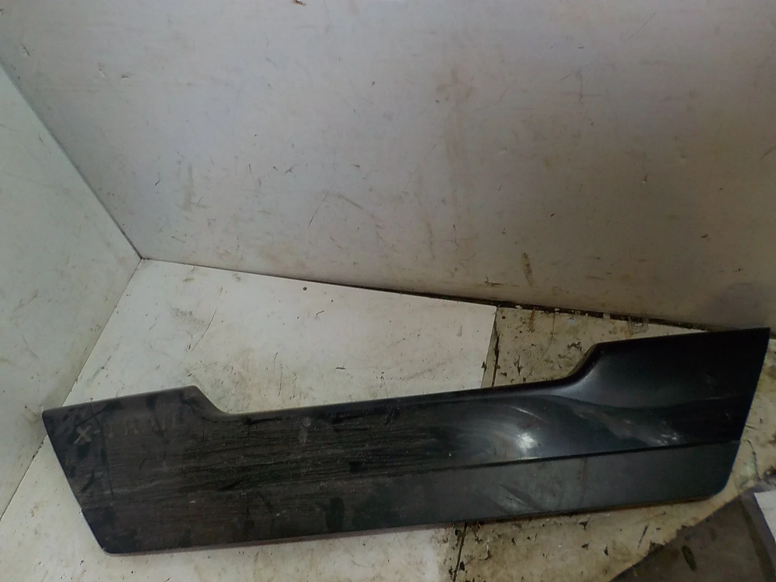 Накладка крышки багажника Nissan X-Trail II (2007—2011)