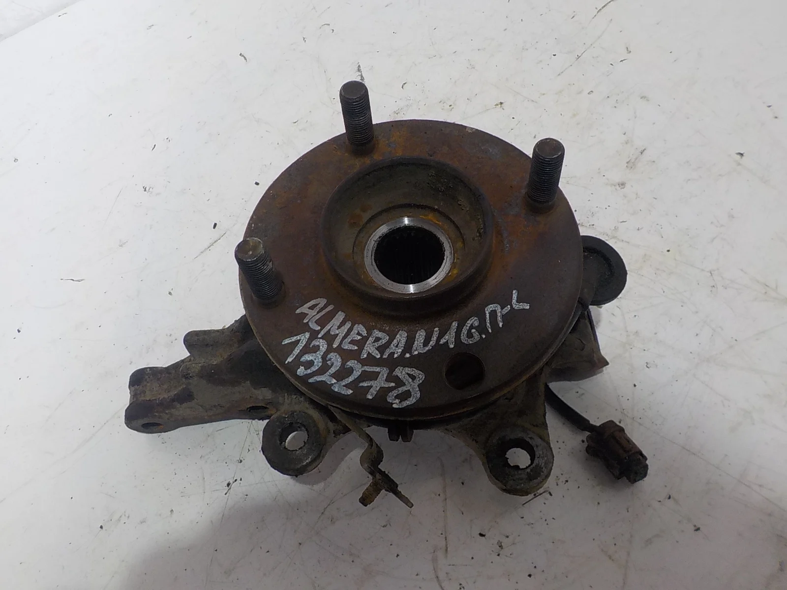 кулак поворотный Nissan Sunny B15 (1998—2004) Перед Лево