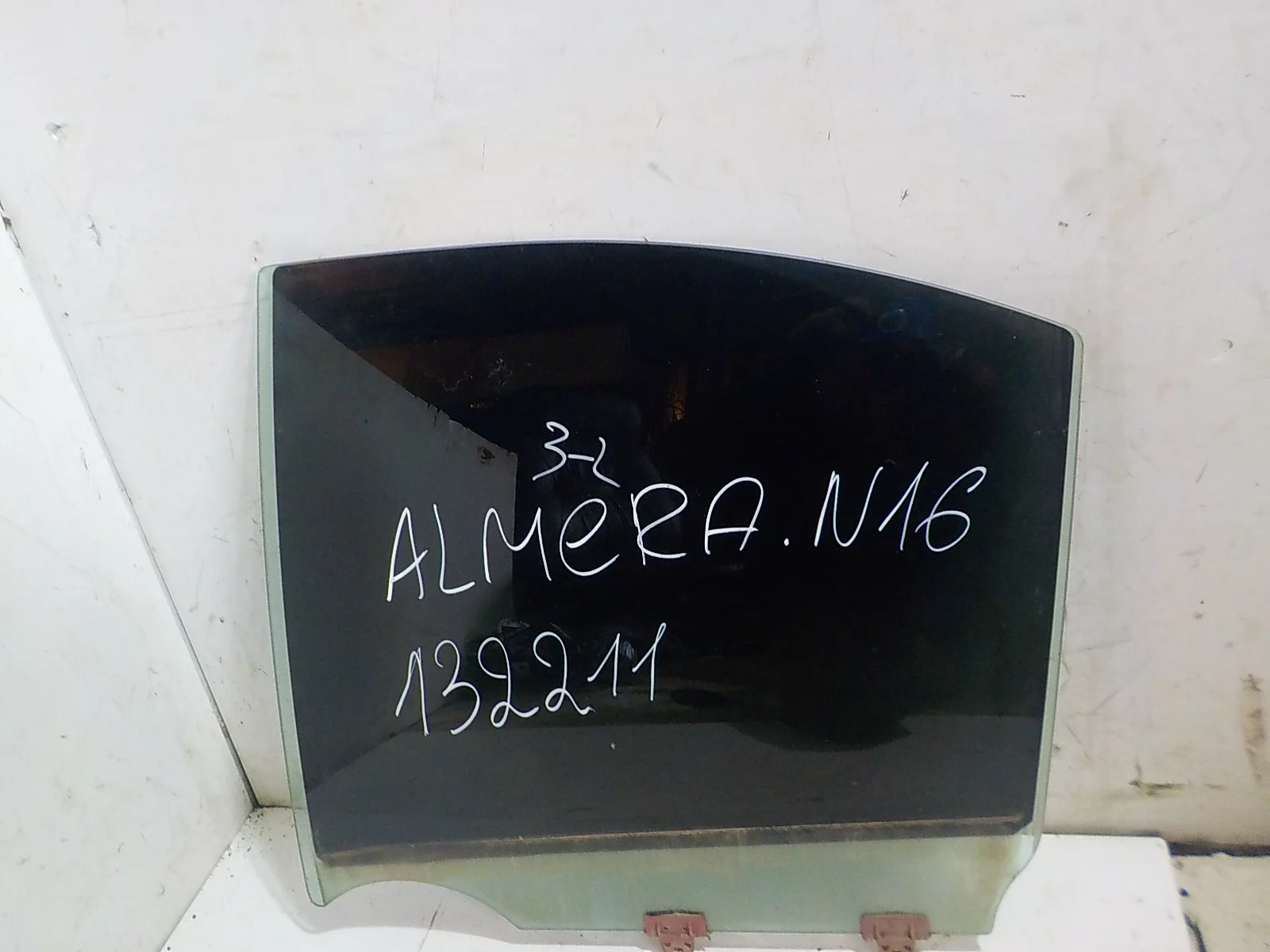 стекло Nissan Almera N16 рестайлинг (2002—2006) Зад Лево