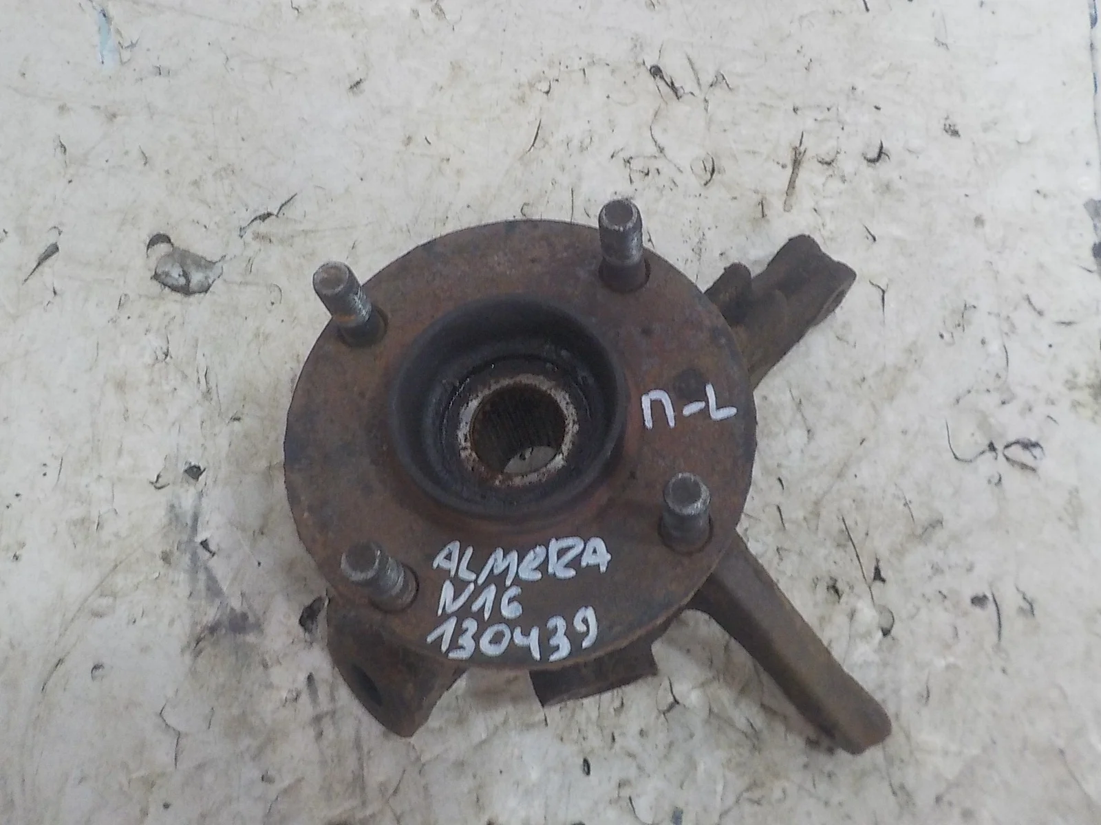 кулак поворотный Nissan Sunny B15 (1998—2004) Перед Лево