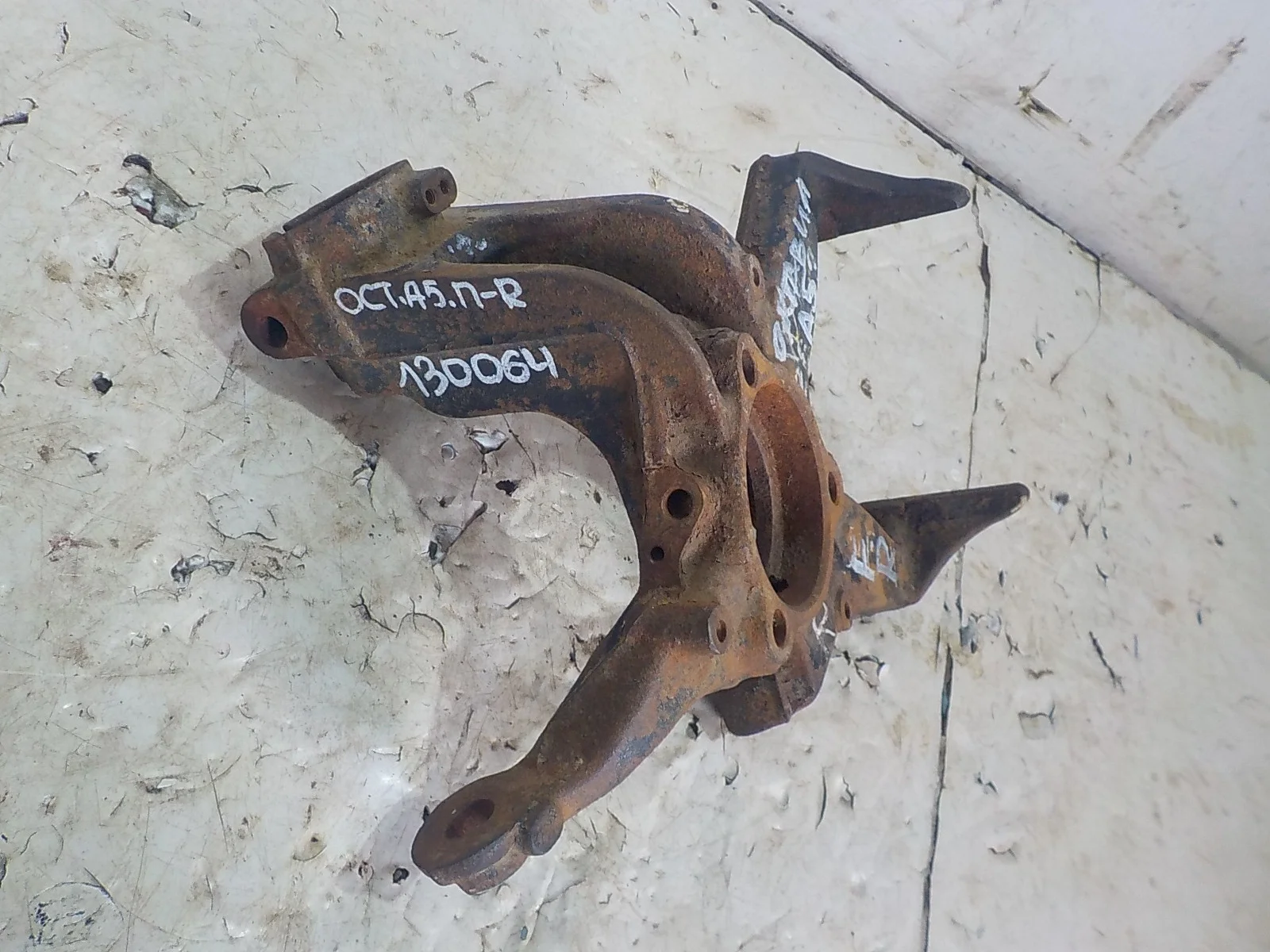 кулак поворотный Volkswagen Golf Mk5 (2003—2009) Перед Право