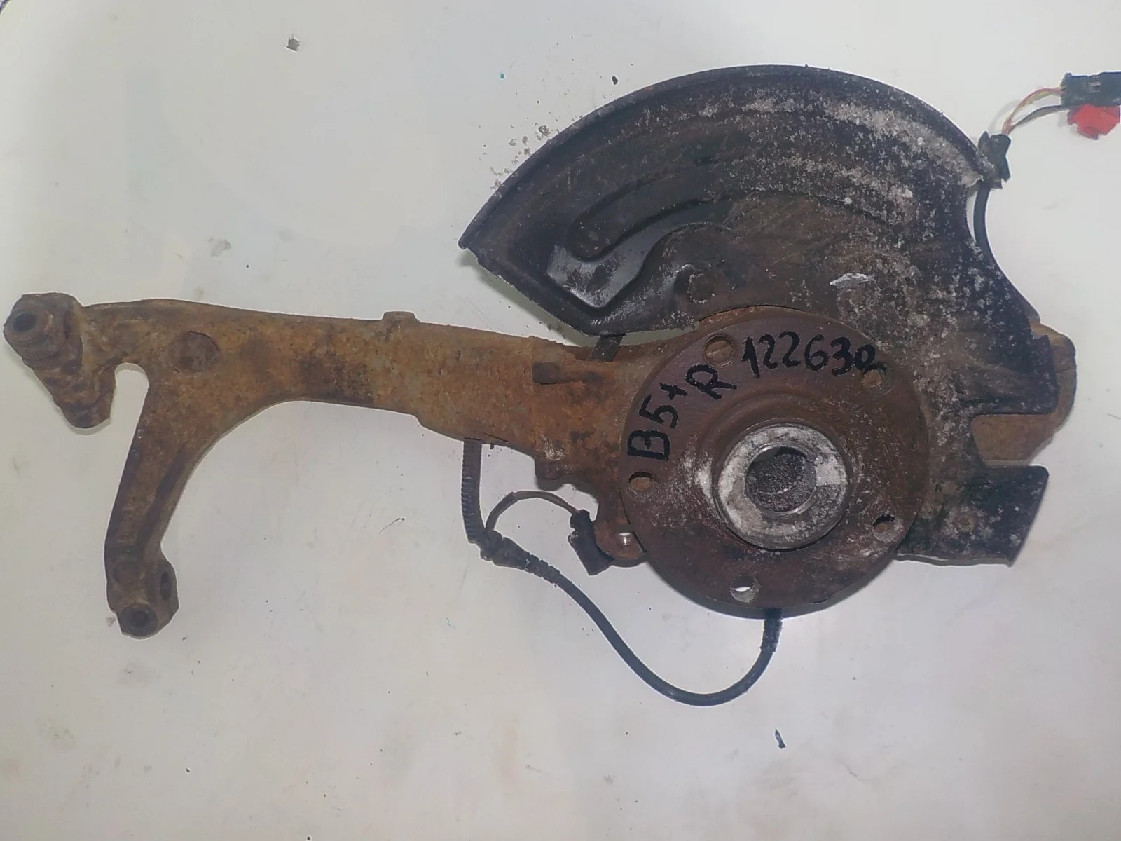 кулак поворотный Volkswagen Passat B5 рестайлинг (2000—2005) Перед Право