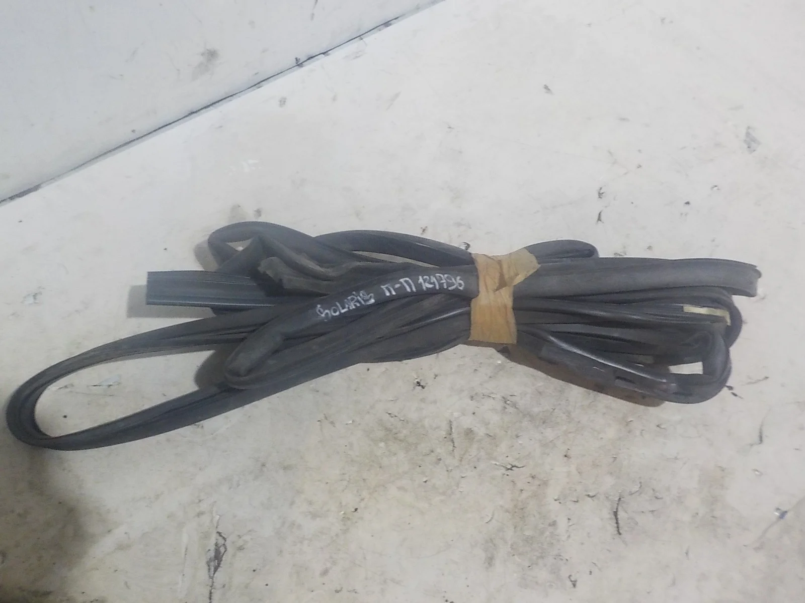 резинка дверная Hyundai Solaris I (2010—2014) Перед Право