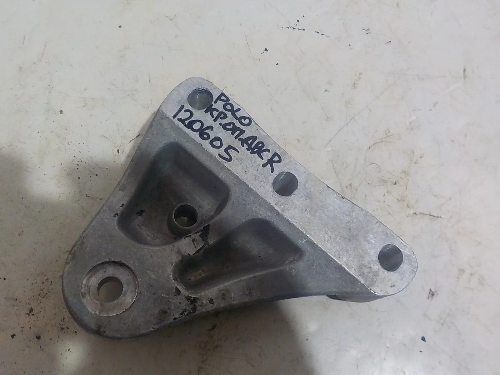 Кронштейн опоры двигателя Volkswagen Polo V (2009—2015)  Право