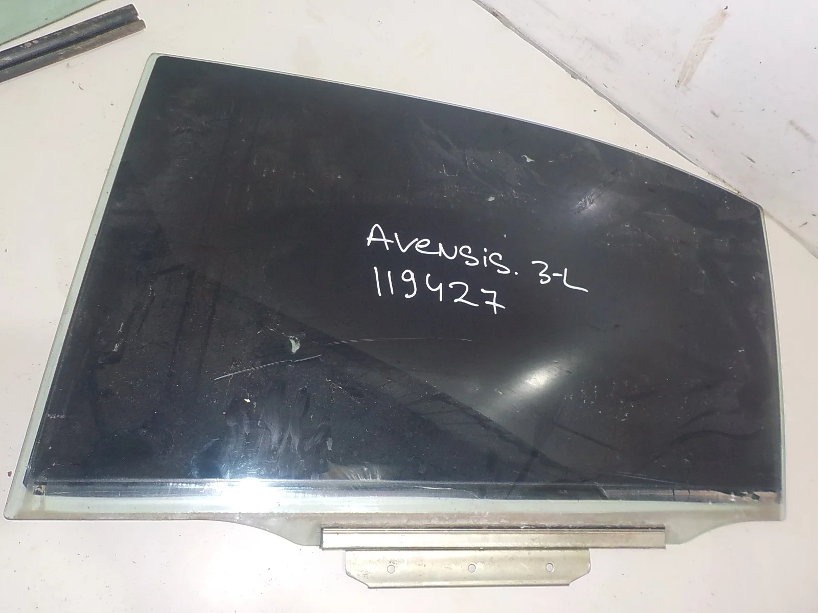 стекло Toyota Avensis T250 (2003—2006) Зад Лево