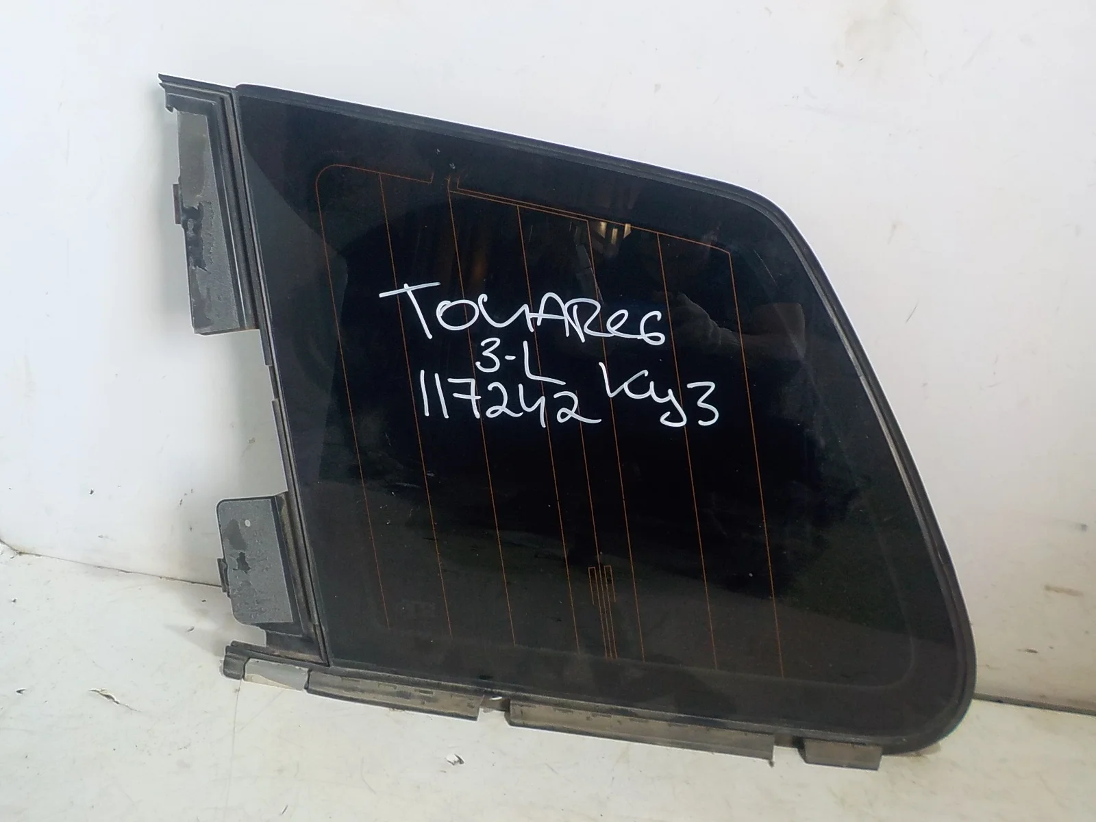 стекло Volkswagen Touareg I (2002—2006) Зад Лево