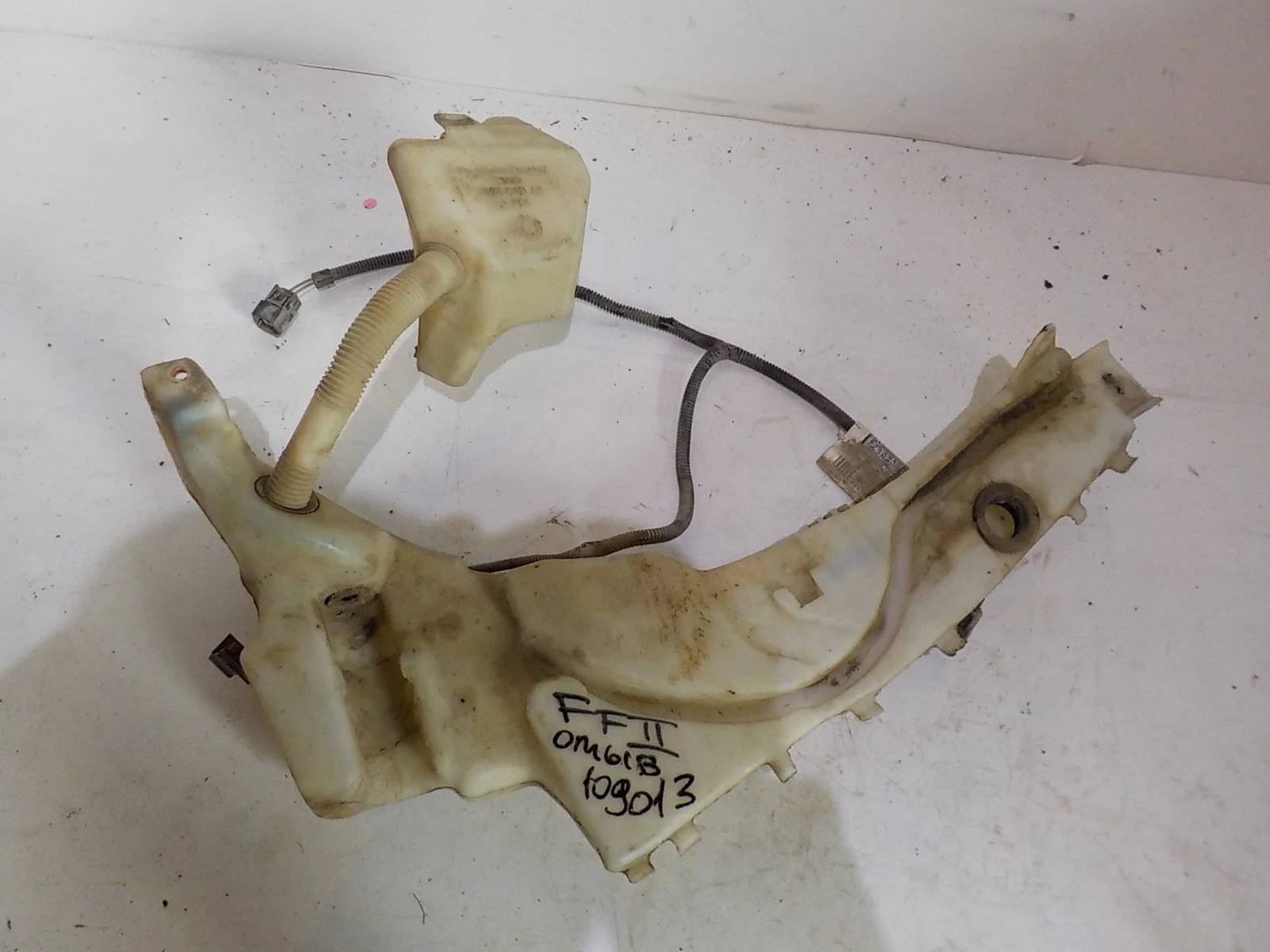 бачок стеклоомывателя Ford Focus II (2005—2008)