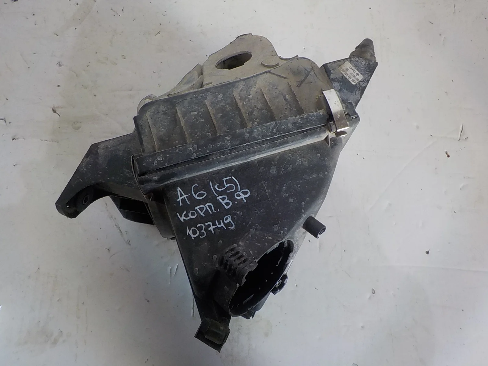 Корпус воздушного фильтра Audi A6 C5 рестайлинг (2001—2004)