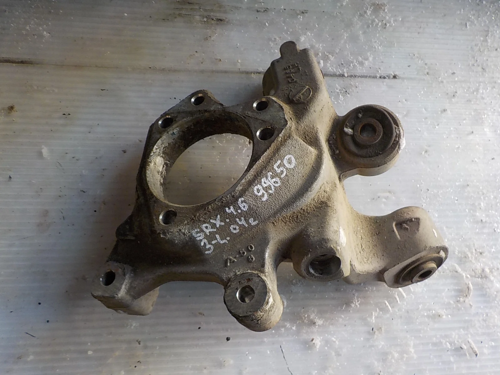 кулак поворотный Cadillac STS I (2004—2007) Зад Лево