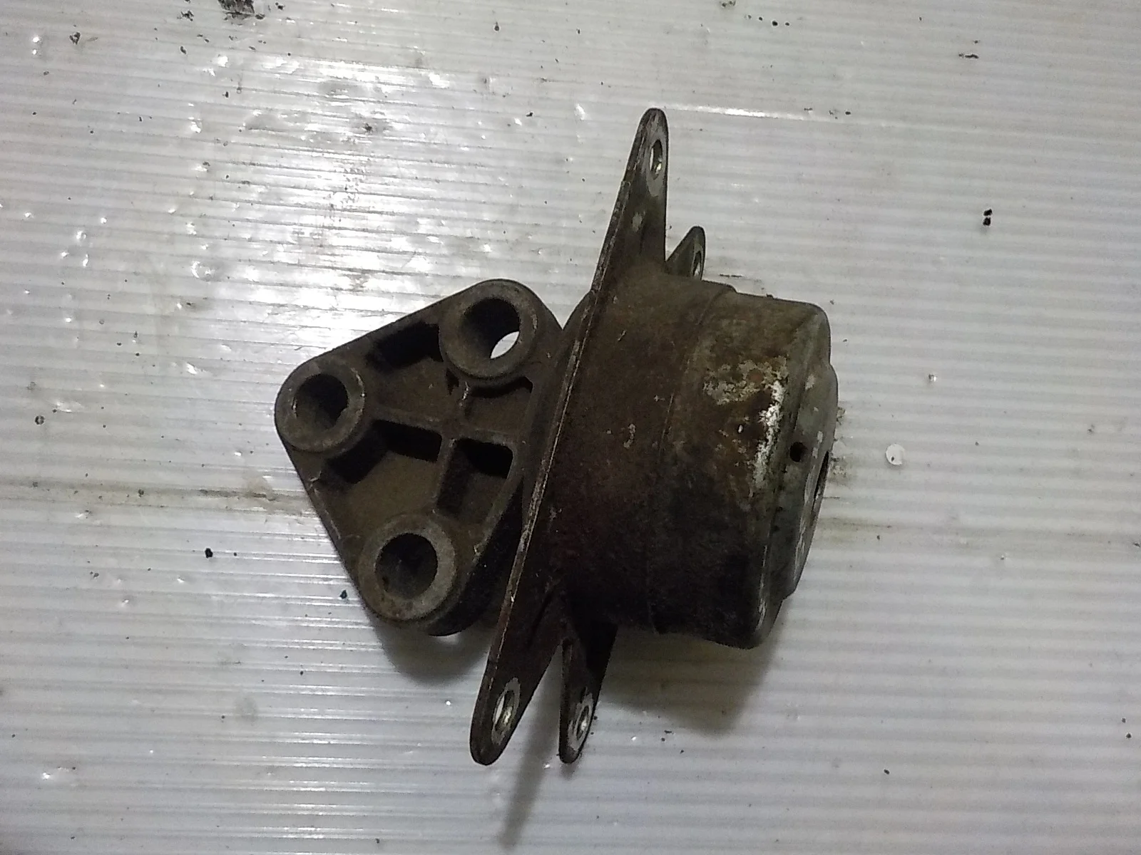 Опора двигателя Opel Astra H (2004—2007)  Лево