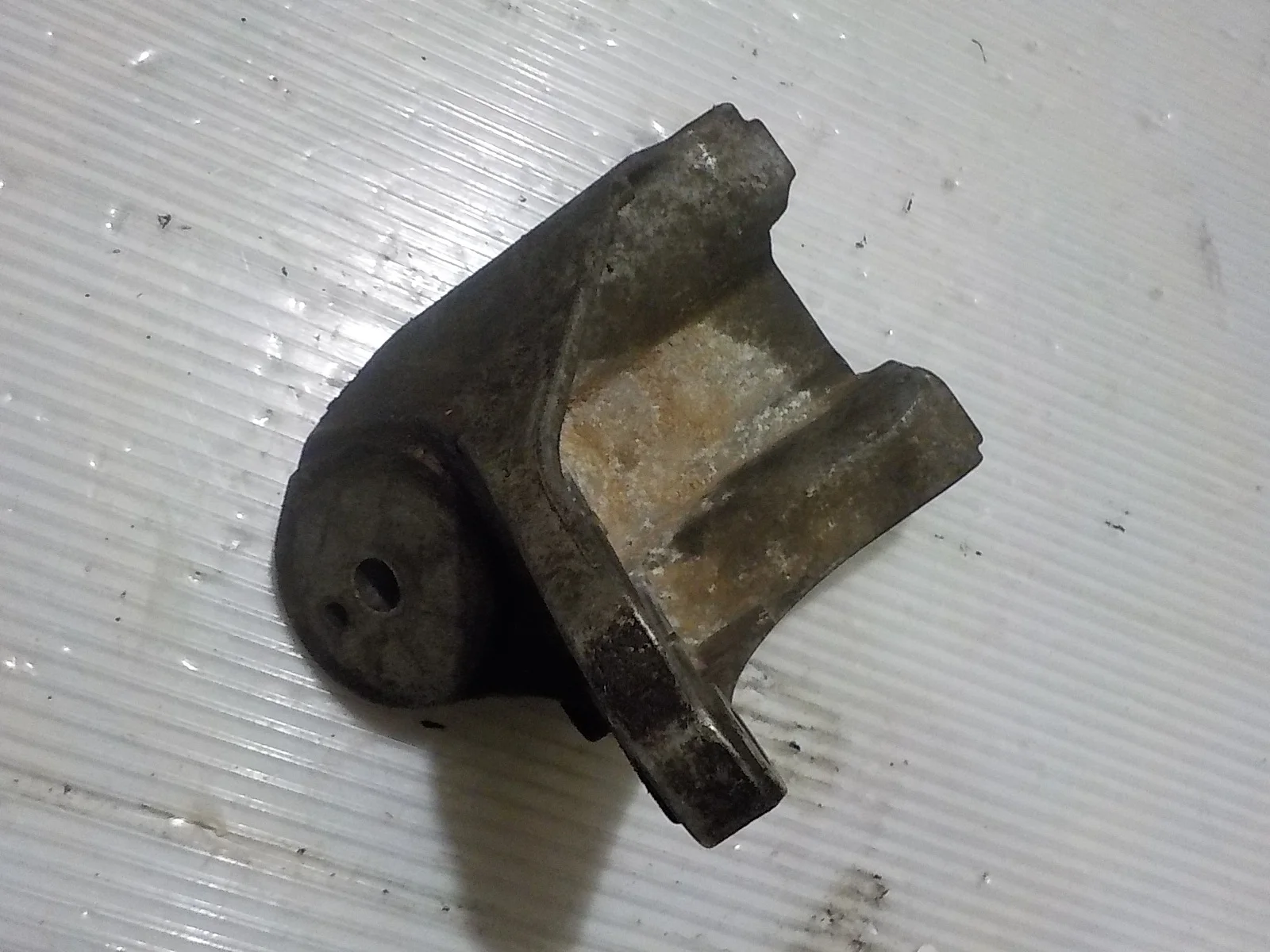 Кронштейн опоры двигателя Audi Q7 4L (2005—2009)  Лево