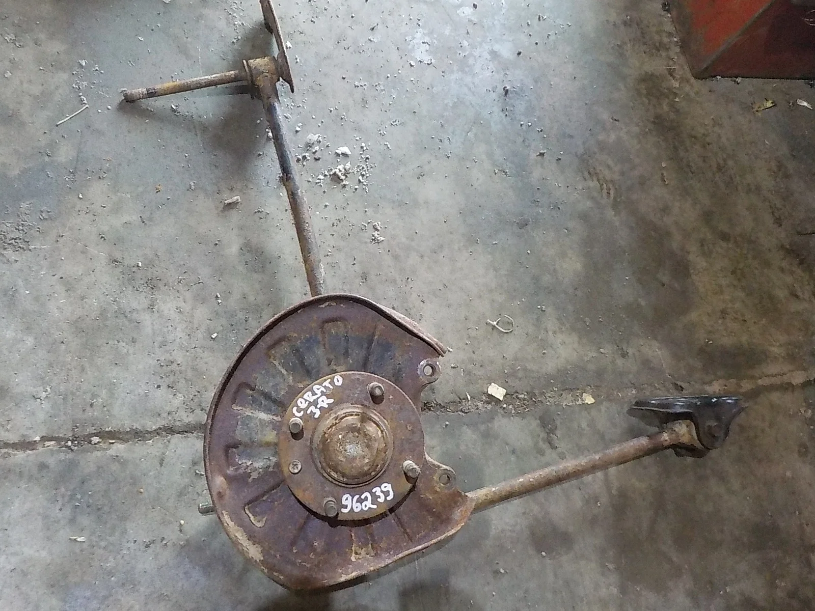 кулак поворотный Kia Cerato I (2003—2007) Зад Право