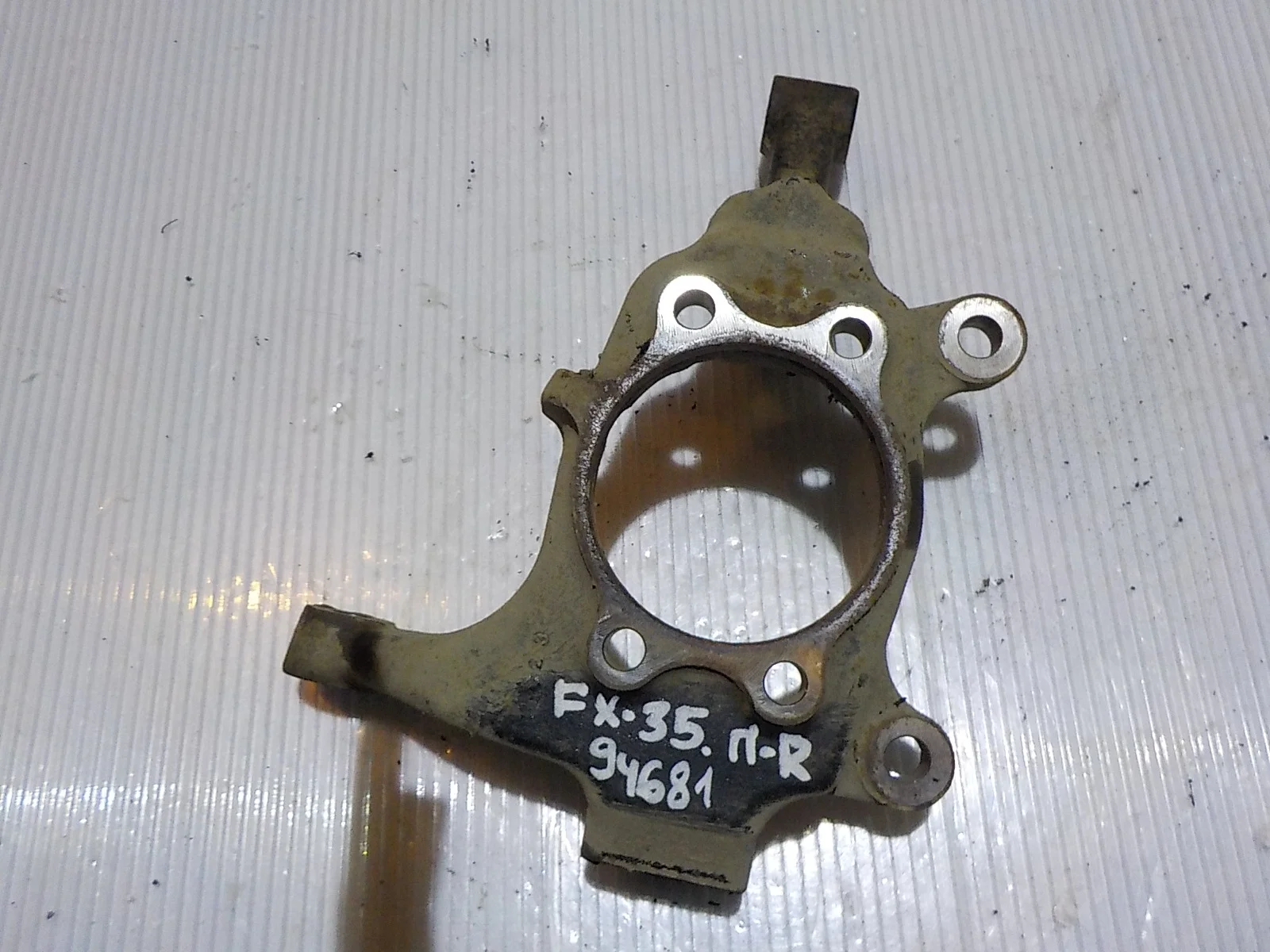 кулак поворотный Infiniti FX35 I рестайлинг (2006—2008) Перед Право