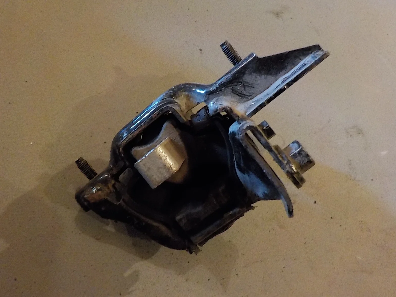 Опора двигателя Skoda Fabia I рестайлинг (2004—2007)  Лево