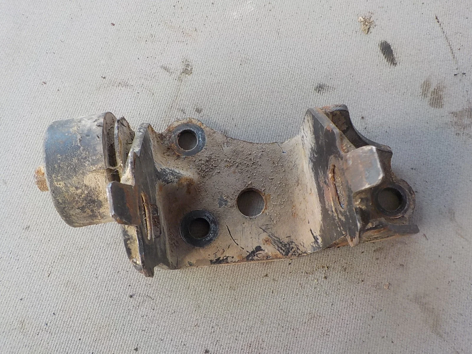 Кронштейн опоры КПП Toyota Avensis T250 (2003—2006)