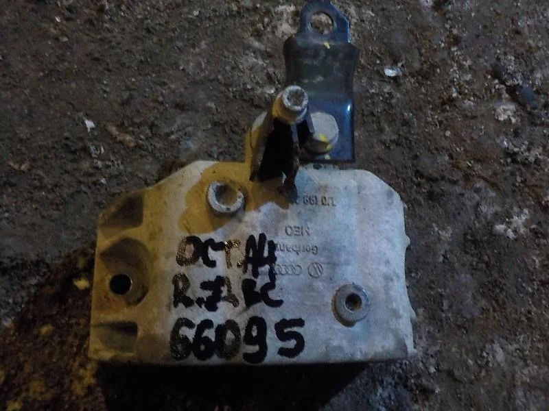 Опора двигателя Volkswagen Bora A4 (1998—2005)  Право