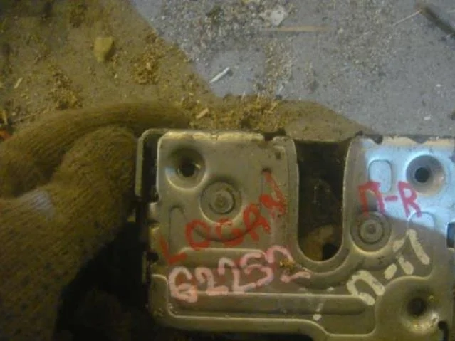 Замок двери Renault Logan I (2004—2009) Перед Право