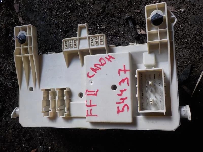 Блок предохранителей Ford Focus II (2005—2008)