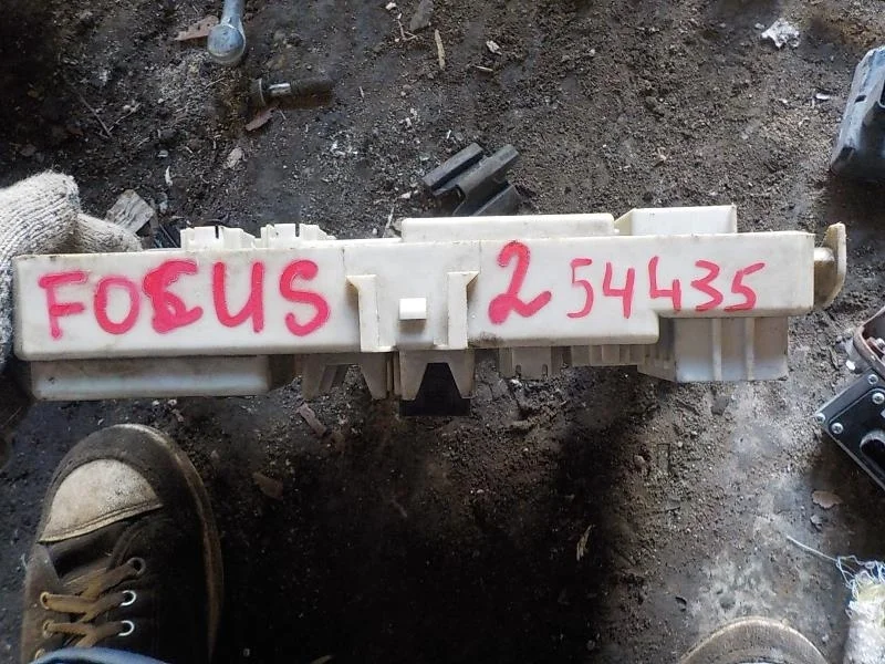 Блок предохранителей Ford Focus II (2005—2008)