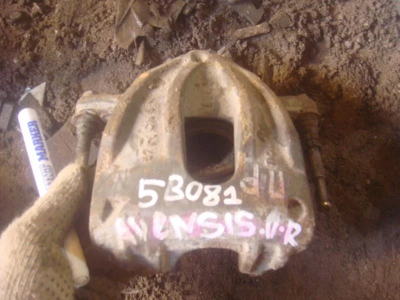 суппорт Toyota Avensis T250 (2003—2006) Перед Право