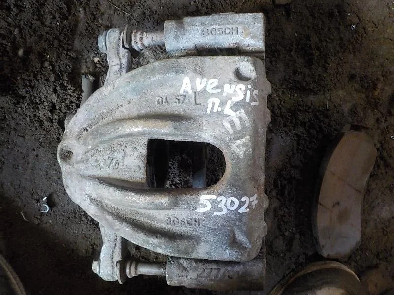 суппорт Toyota Avensis T250 (2003—2006) Перед Лево