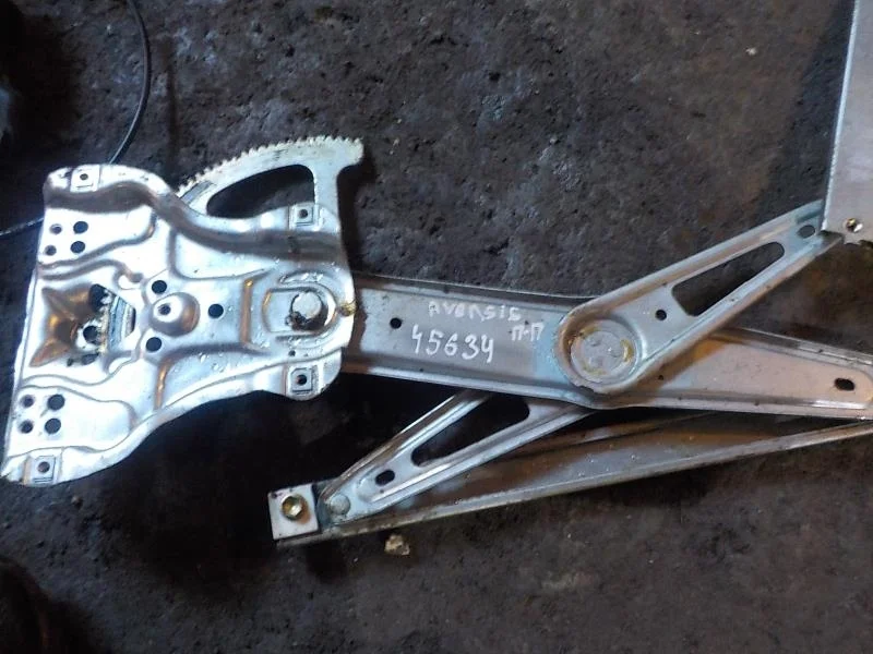 Стеклоподъемник Toyota Avensis T250 (2003—2006) Перед Право