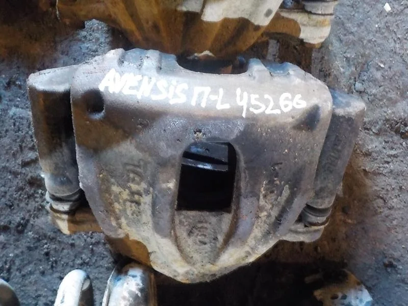 суппорт Toyota Avensis T250 (2003—2006) Перед Лево