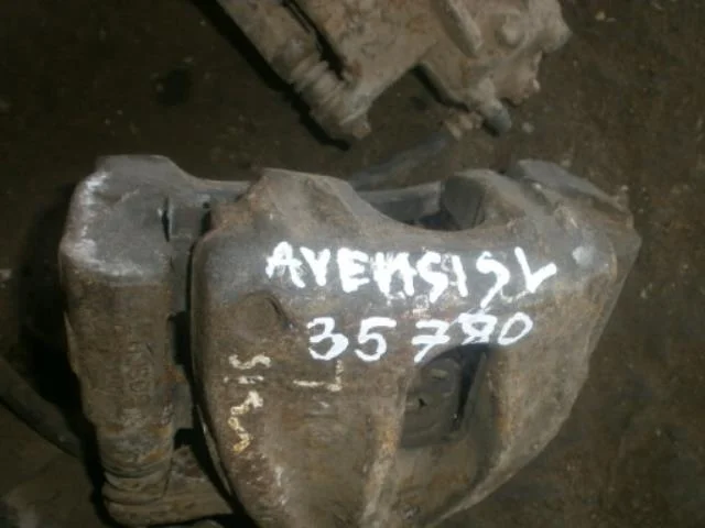 суппорт Toyota Avensis T250 (2003—2006) Перед Лево