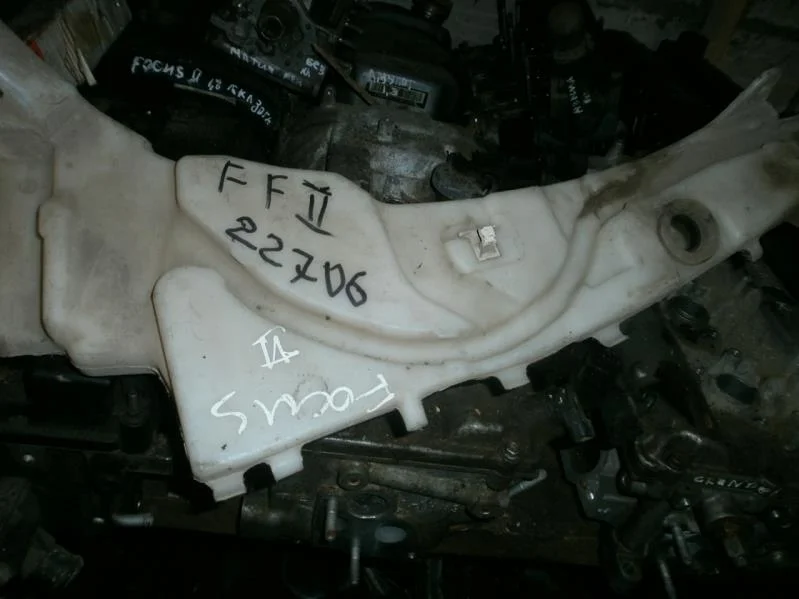 бачок стеклоомывателя Ford Focus II (2005—2008)