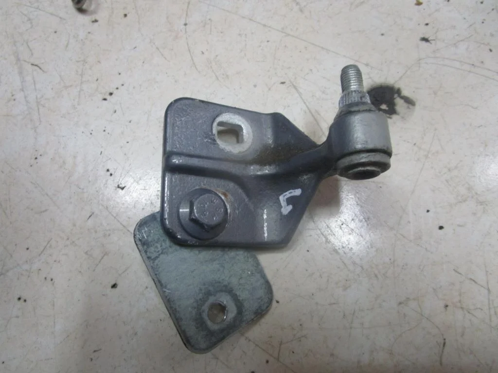 Петля двери Mercedes-Benz