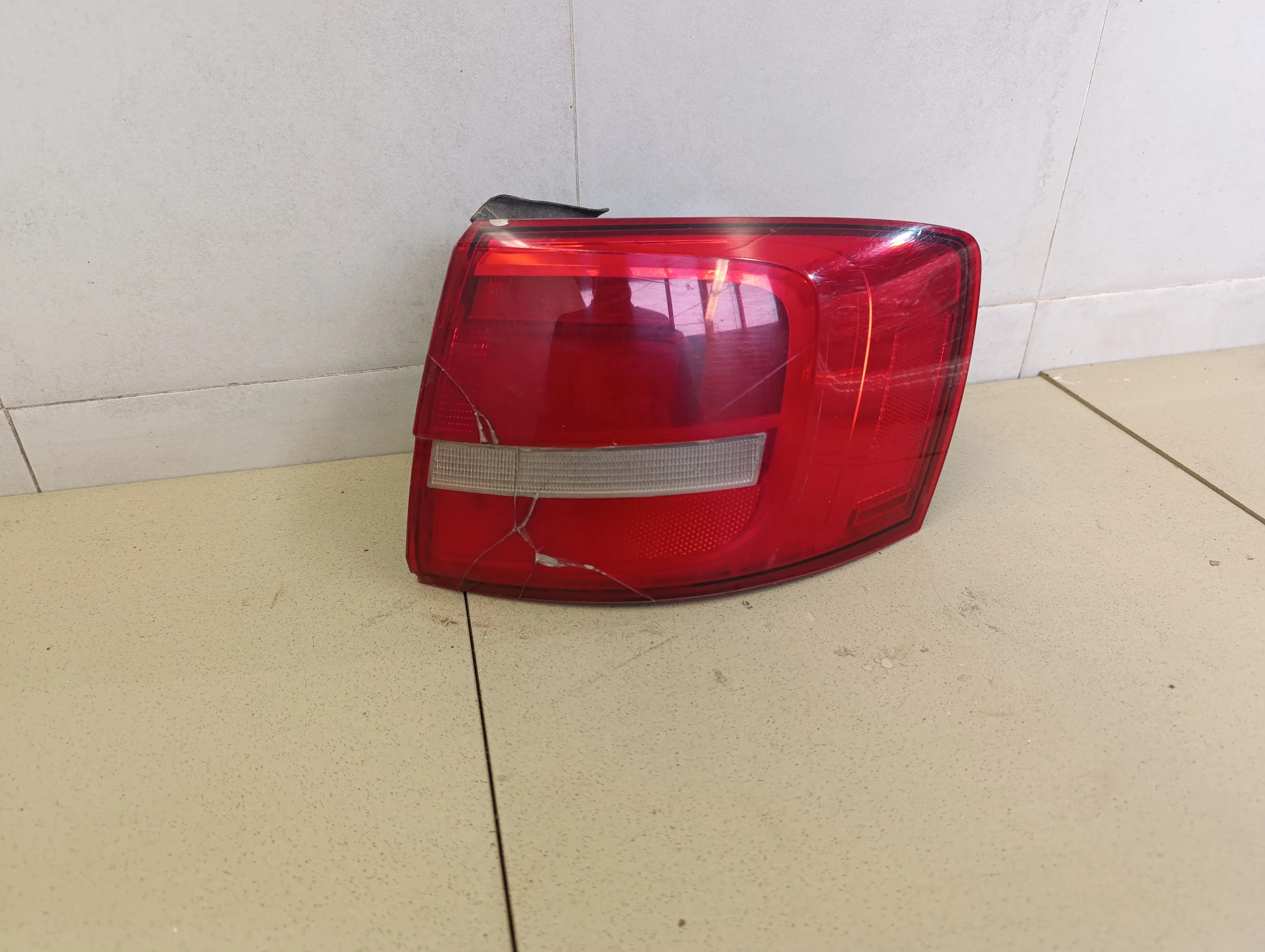 Фонарь задний наружный правый Jetta 2011>