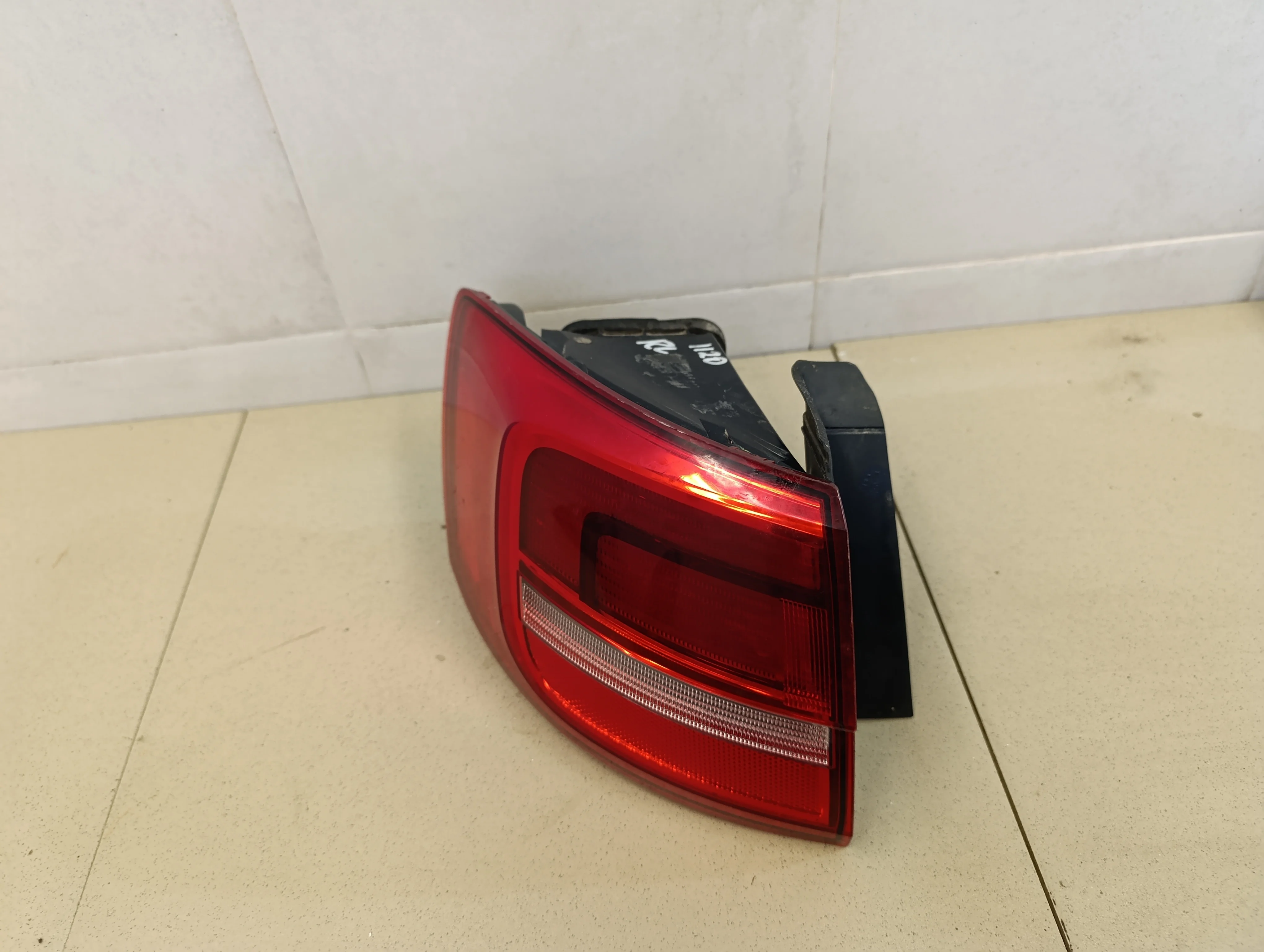 Фонарь задний наружный левый Jetta 2011>