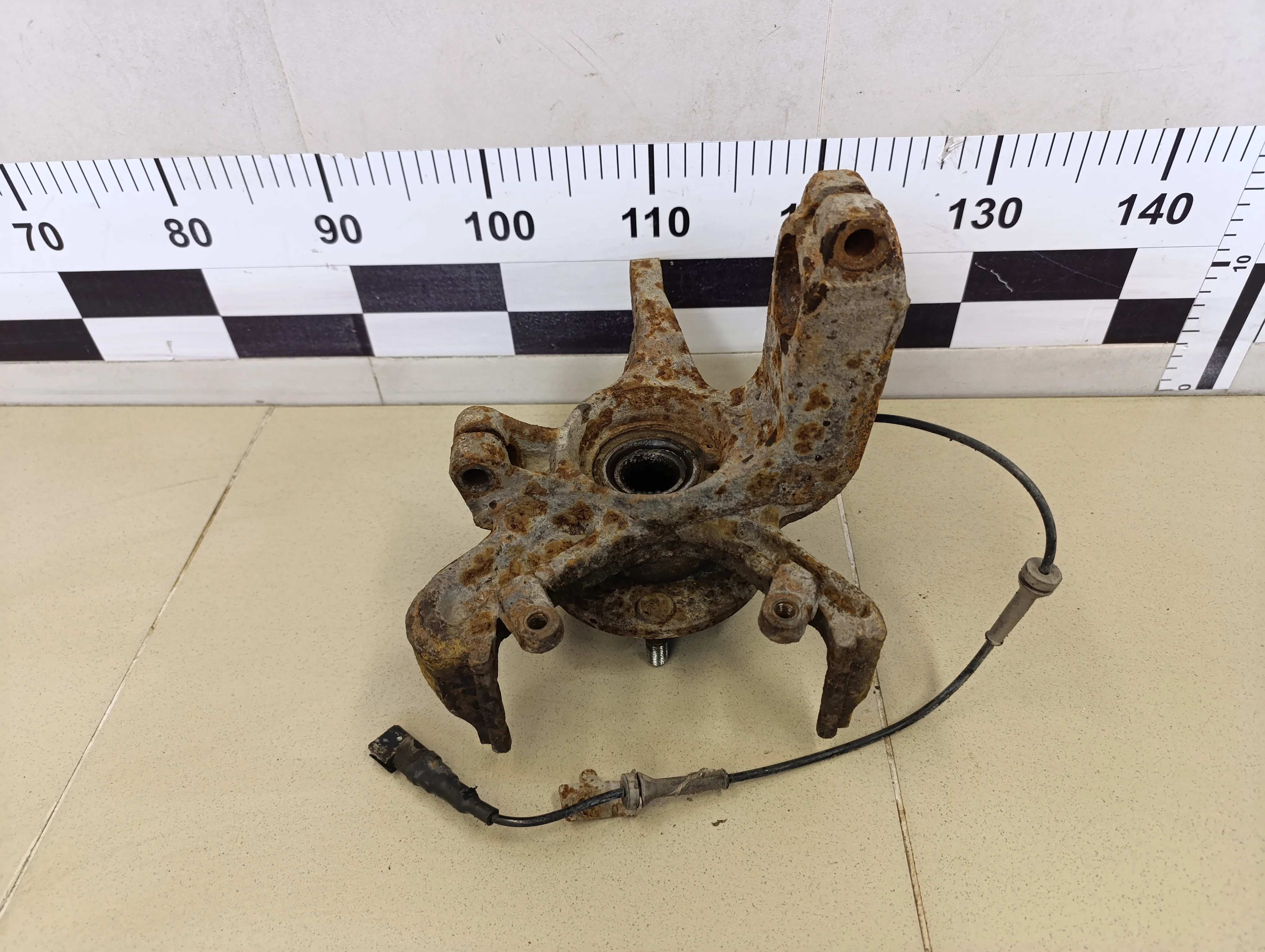 Кулак поворотный передний левый Focus I 1998-2004