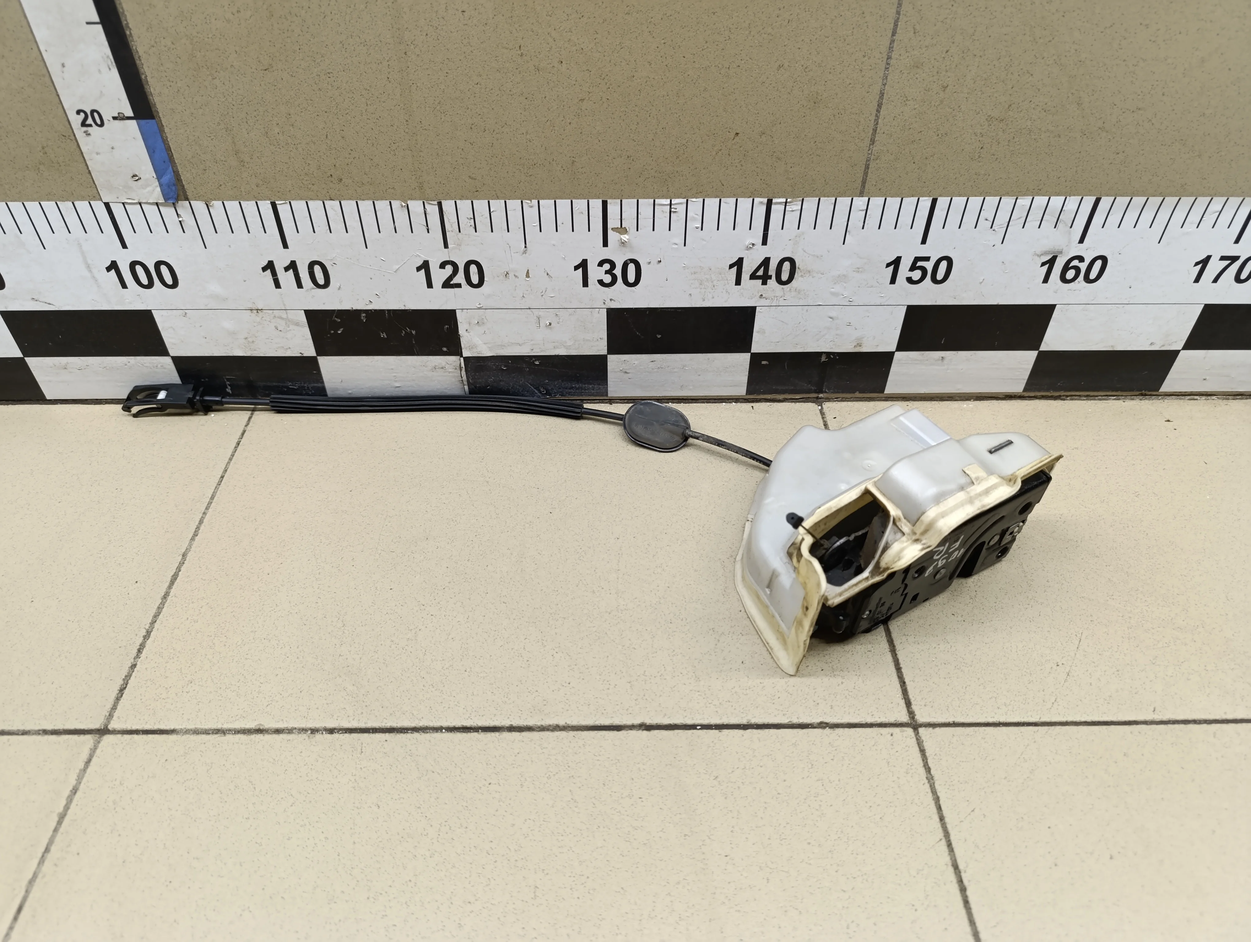 Замок двери передней правой Touareg 2002-2010