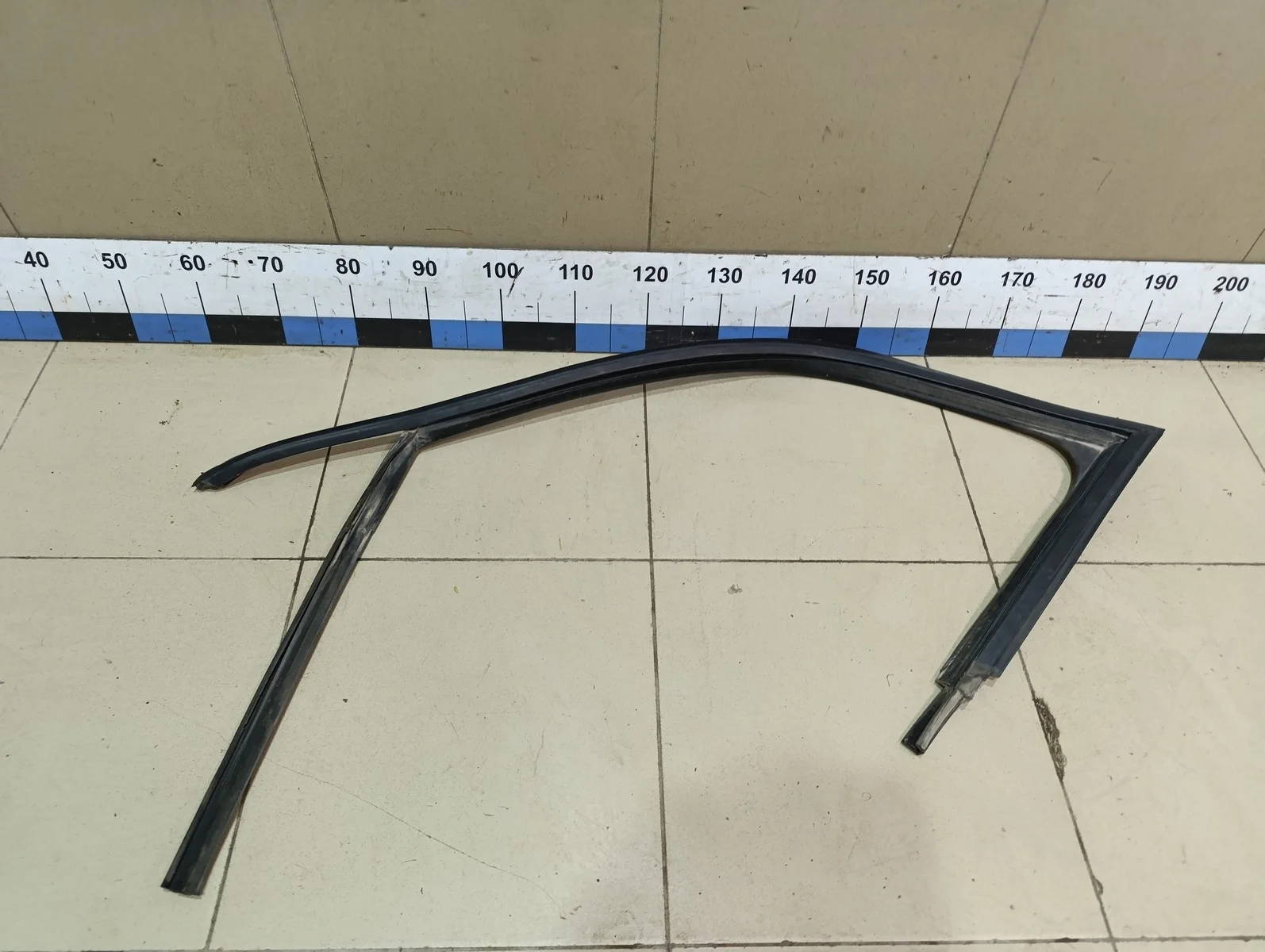 Уплотнитель стекла двери Jetta 2011>