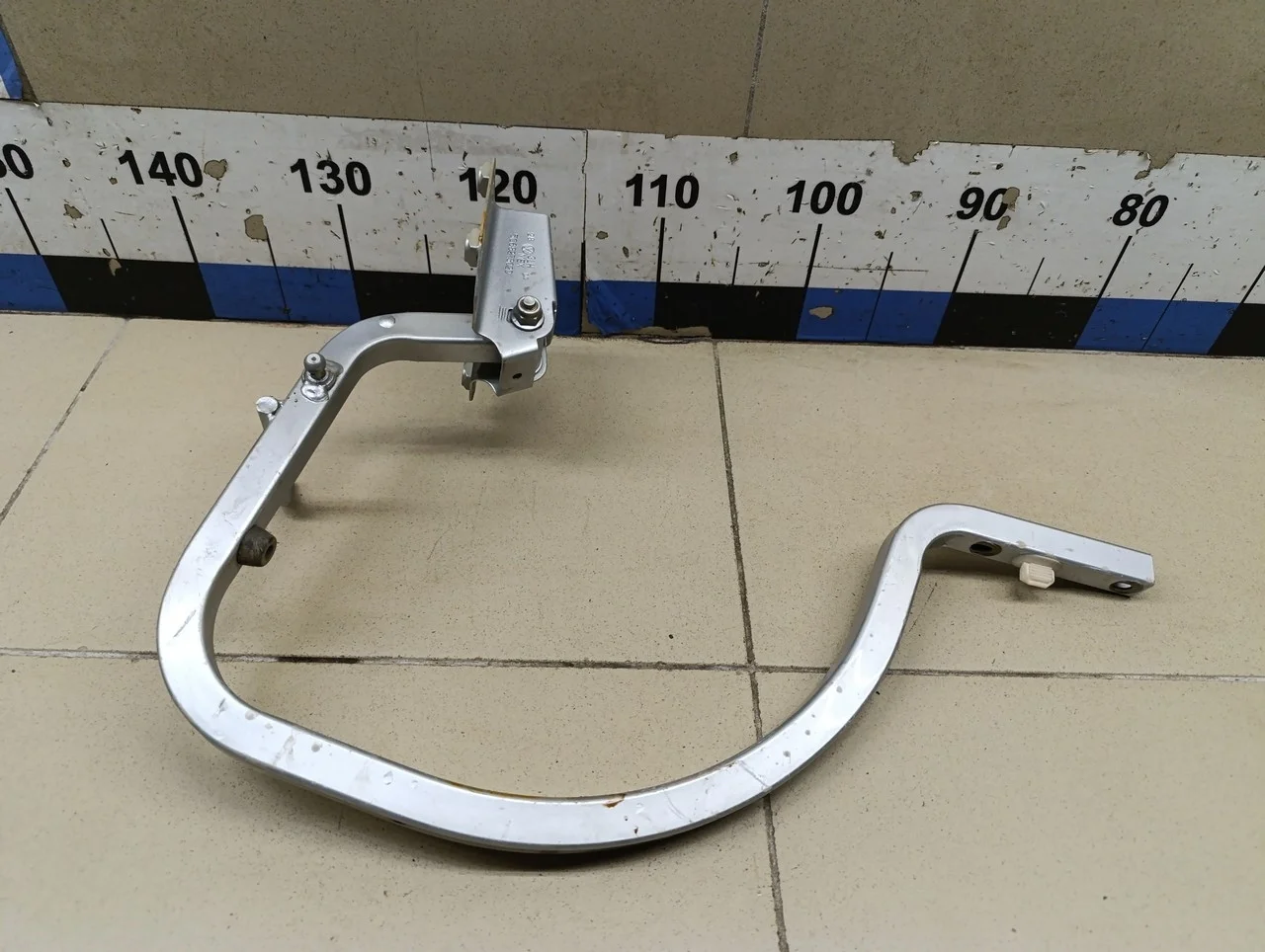 Петля крышки багажника Jetta 2011>