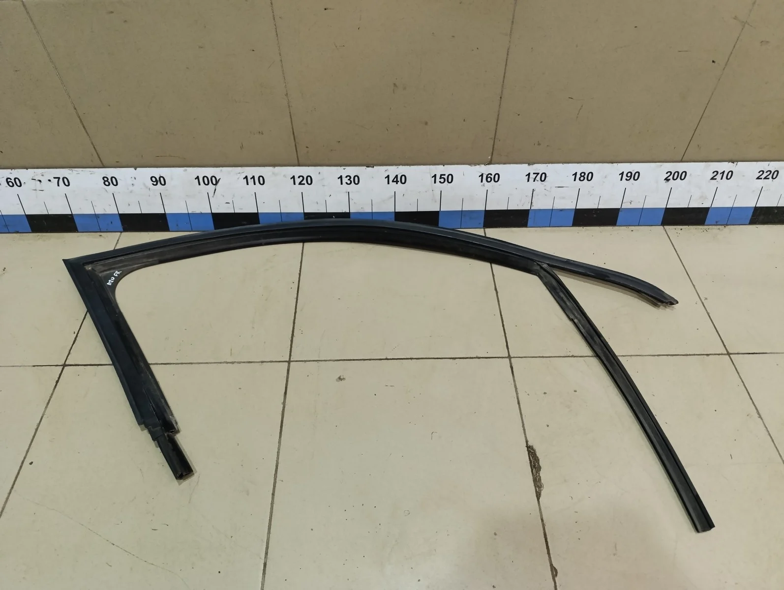 Уплотнитель стекла двери Jetta 2011>