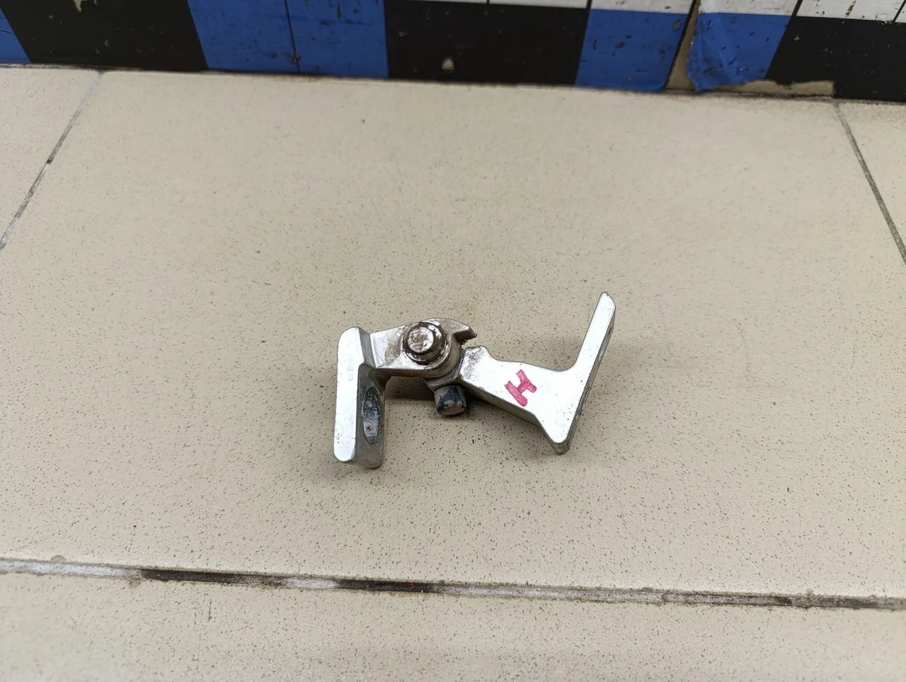 Петля двери Jetta 2011>