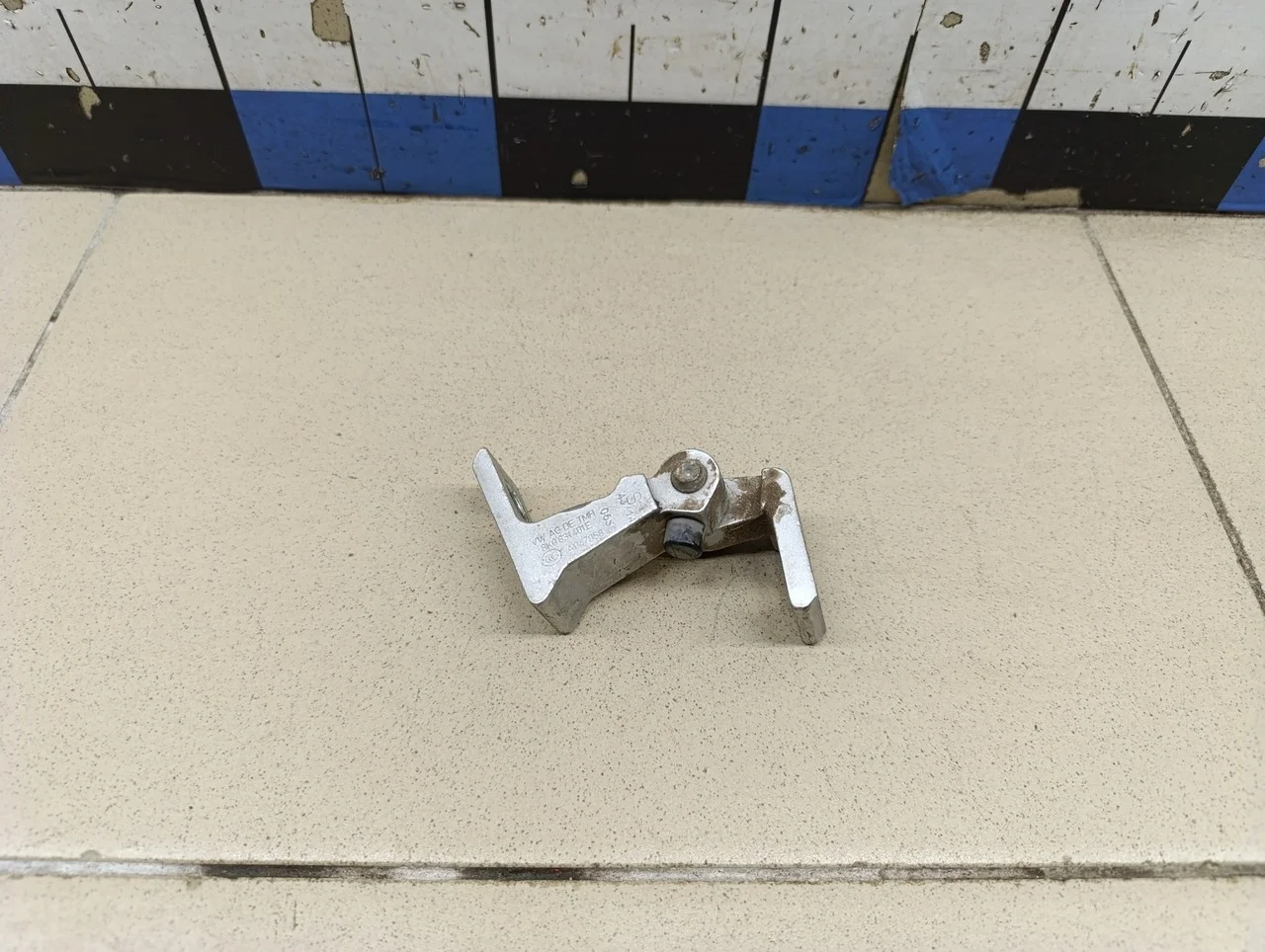 Петля двери Jetta 2011>