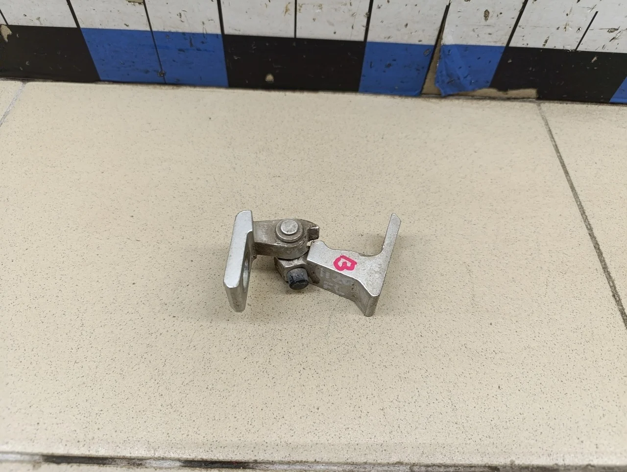 Петля двери Jetta 2011>