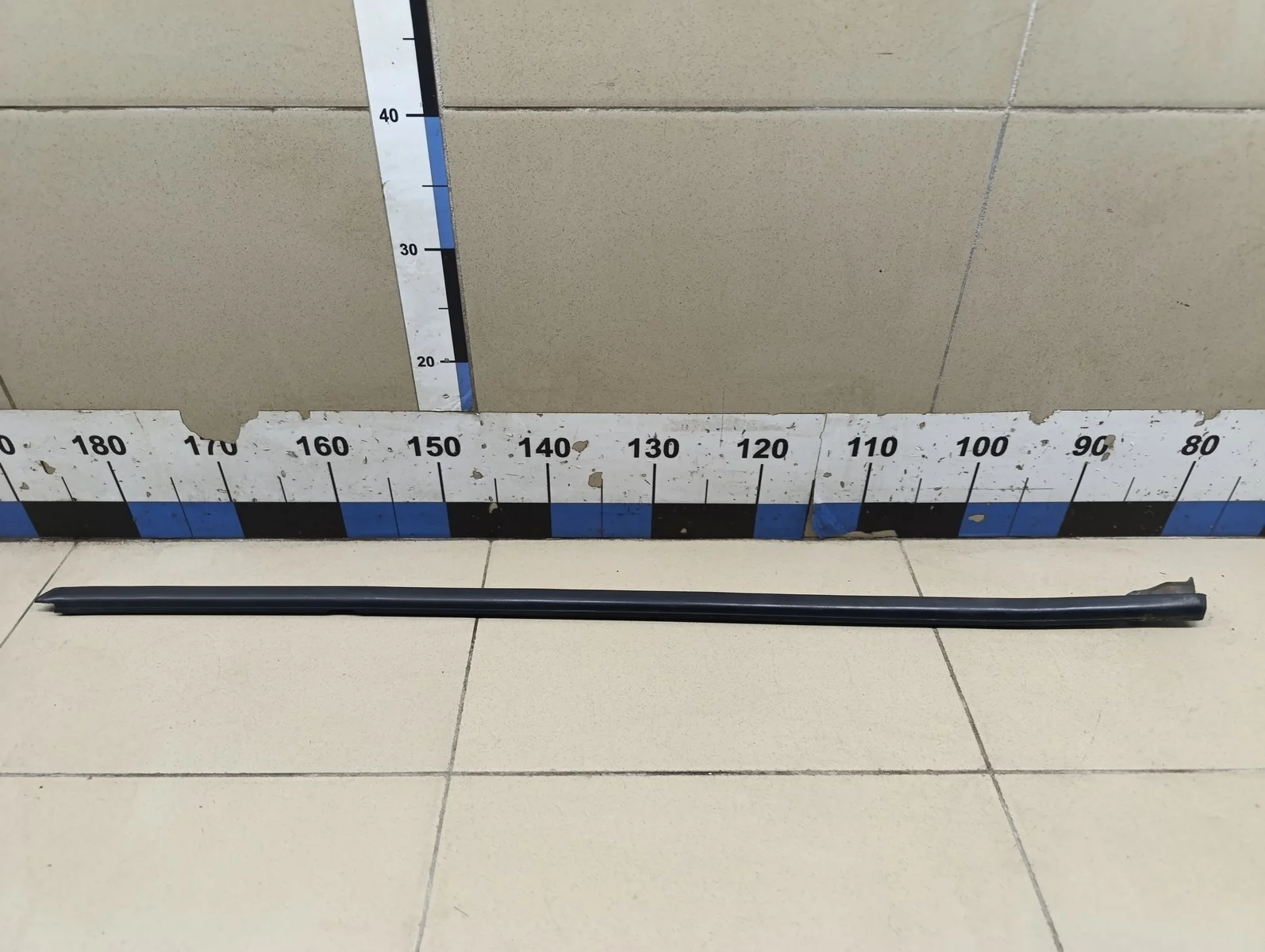 Накладка стекла заднего левого Jetta 2011>