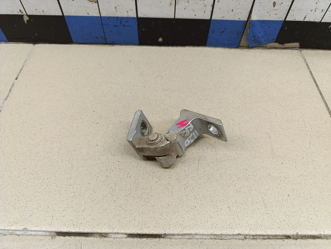 Петля двери Jetta 2011>