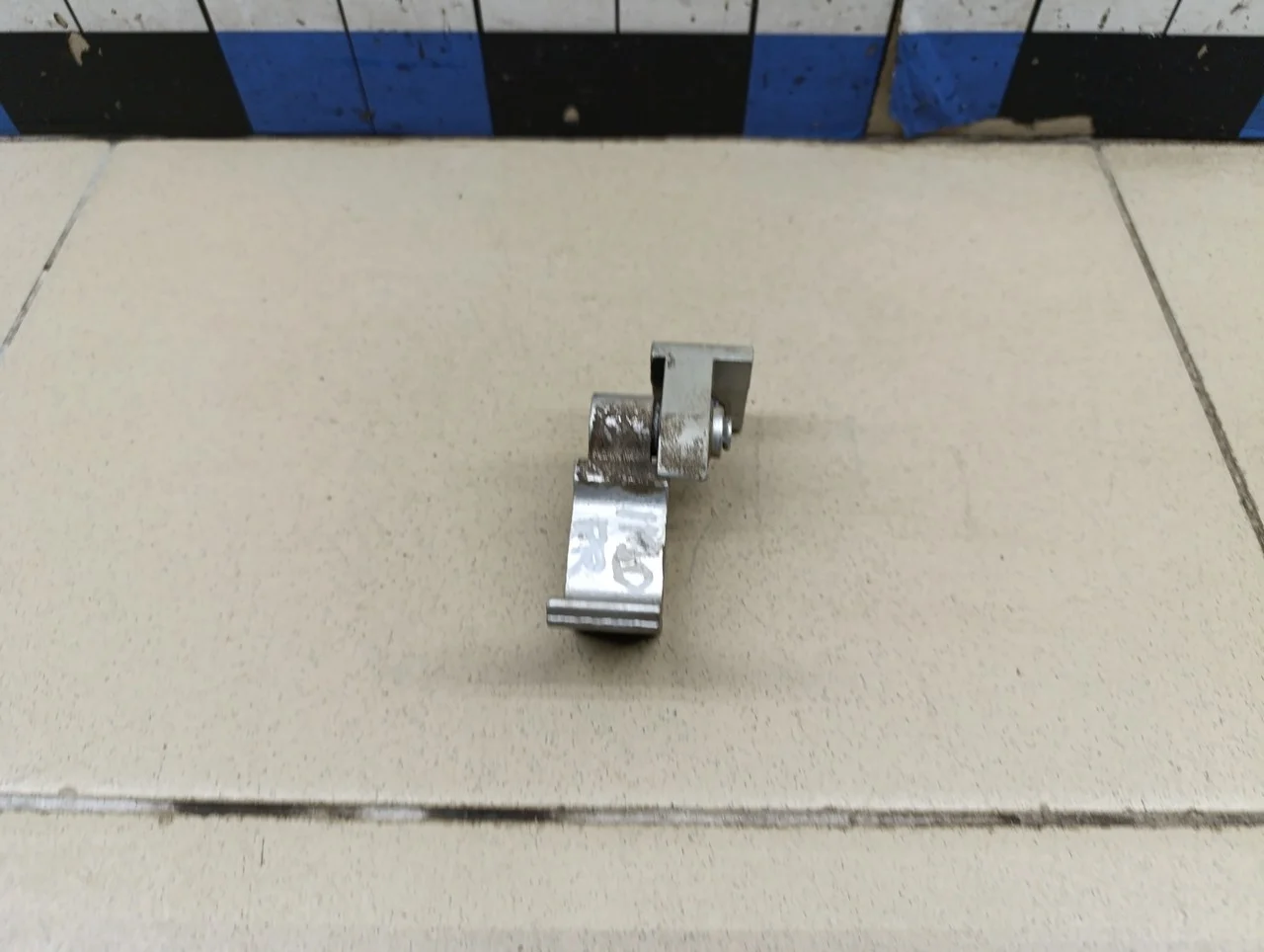 Петля двери Jetta 2011>