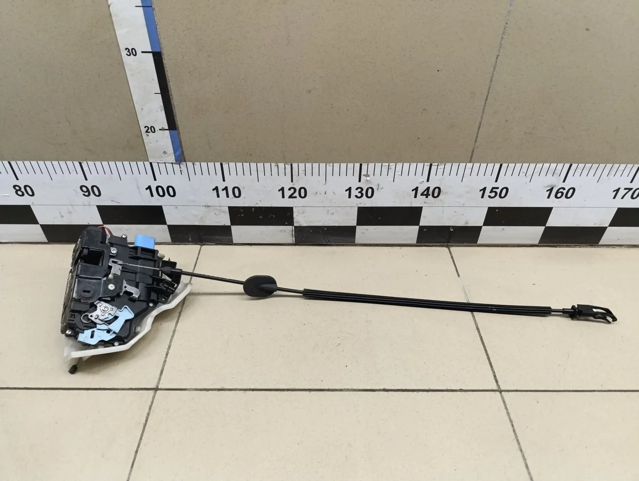 Замок двери задней правой Touareg 2002-2010